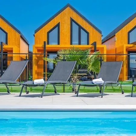 Homes With Access To A Pool, Sauna And Jacuzzi بيت للعطل *